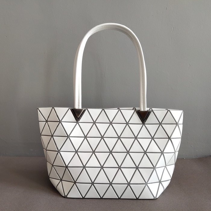 Issey Miyake BagTypeTote geometric design with structured form Beige 01A
