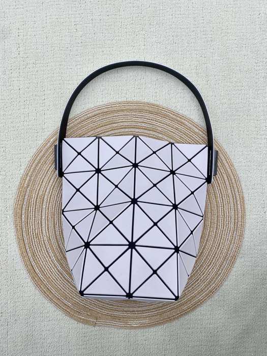 Issey Miyake BagTypeTote geometric design with triangular patterns Grey 01A