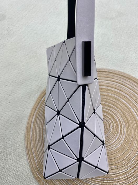 Issey Miyake BagTypeTote geometric design with triangular patterns Grey 01A