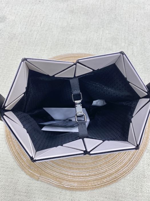 Issey Miyake BagTypeTote geometric design with triangular patterns Grey 01A