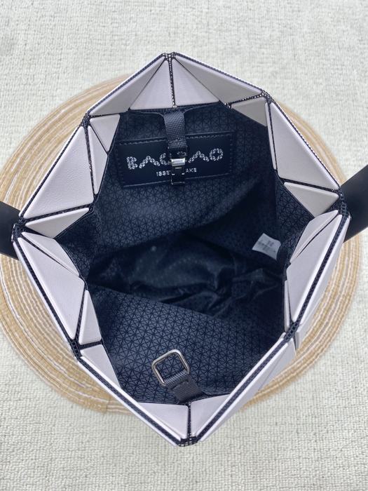 Issey Miyake BagTypeTote geometric design with triangular patterns Grey 01A