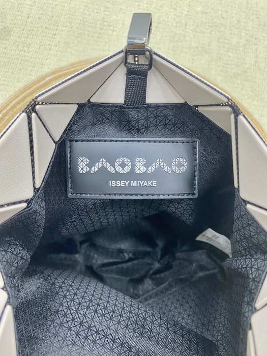 Issey Miyake BagTypeTote geometric design with triangular patterns Grey 01A