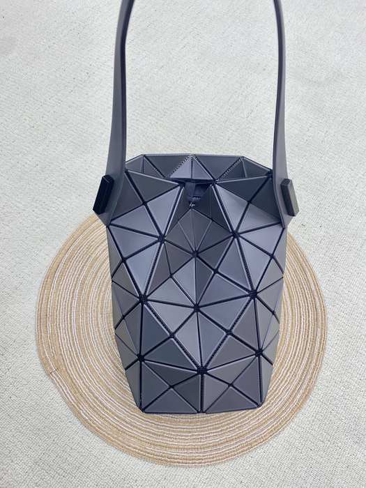 Issey Miyake BagTypeTote geometric design with triangular patterns Grey 01A