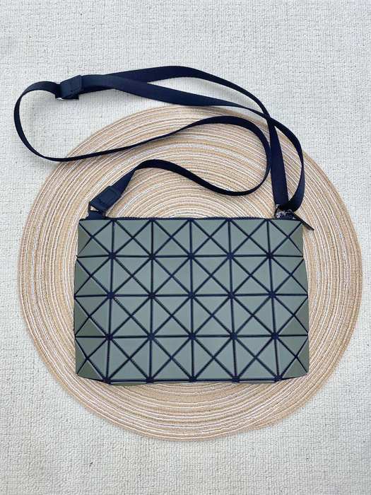 Issey Miyake BagTypeTote geometric pattern shoulder bag Grey 01A