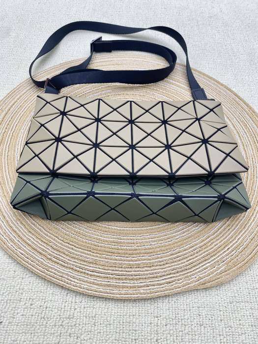 Issey Miyake BagTypeTote geometric pattern shoulder bag Grey 01A