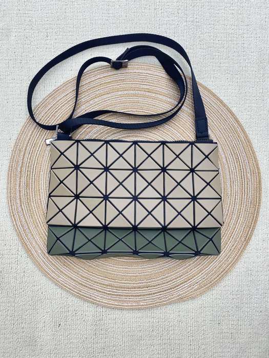 Issey Miyake BagTypeTote geometric pattern shoulder bag Grey 01A