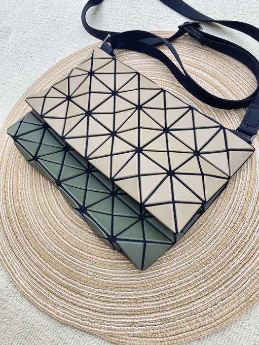 Issey Miyake BagTypeTote geometric pattern shoulder bag Grey 01A