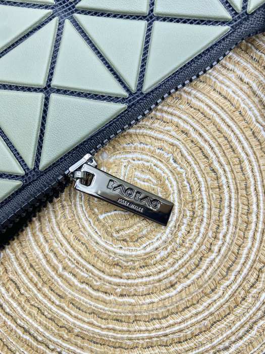 Issey Miyake BagTypeTote geometric pattern shoulder bag Grey 01A