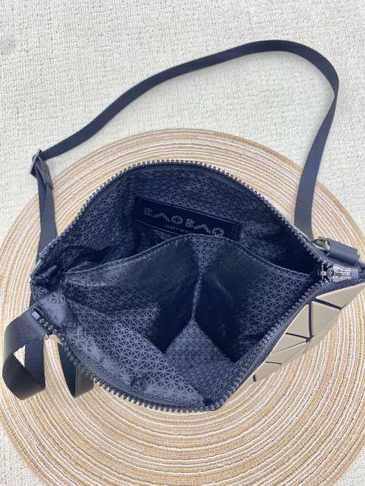 Issey Miyake BagTypeTote geometric pattern shoulder bag Grey 01A