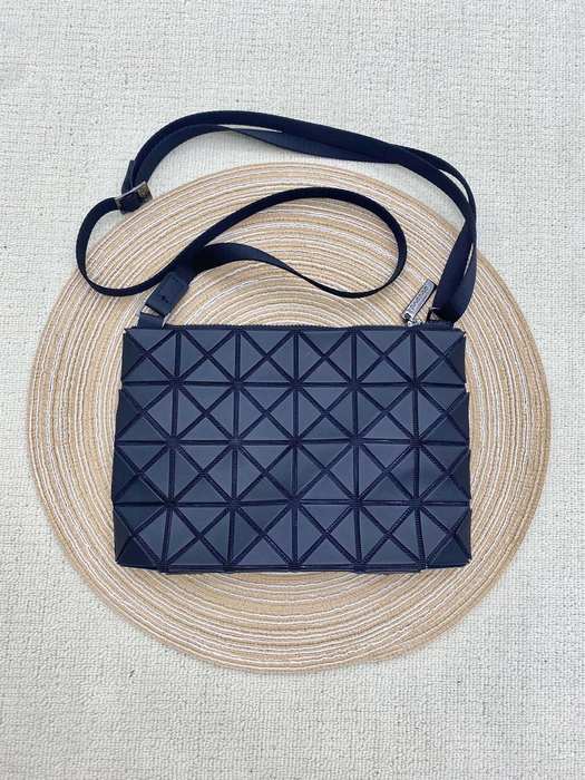 Issey Miyake BagTypeTote geometric pattern shoulder bag Grey 01A