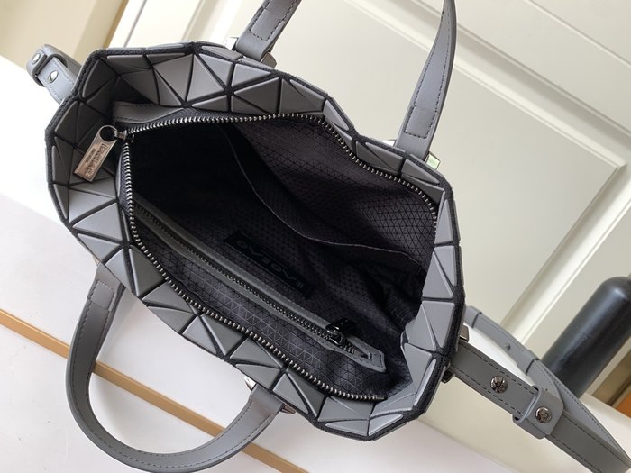 Issey Miyake BagTypeTote geometric pattern tote bag Beige 01A