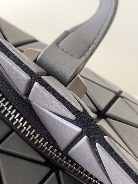 Issey Miyake BagTypeTote geometric pattern tote bag Beige 01A