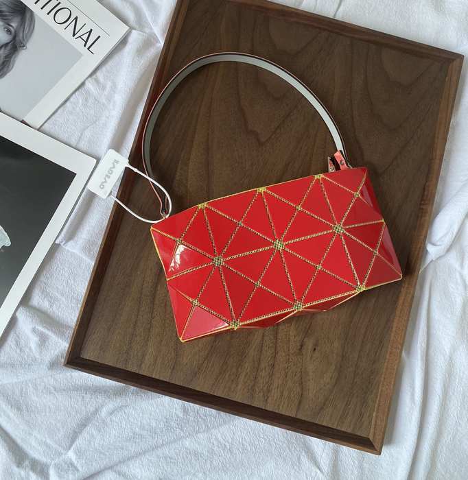 Issey Miyake BagTypeTote geometric shape tote Red 01A