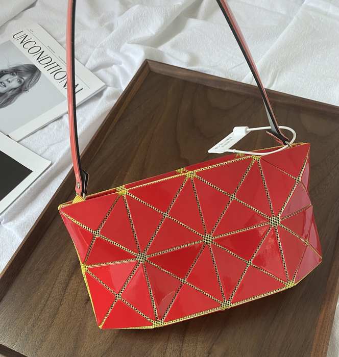 Issey Miyake BagTypeTote geometric shape tote Red 01A