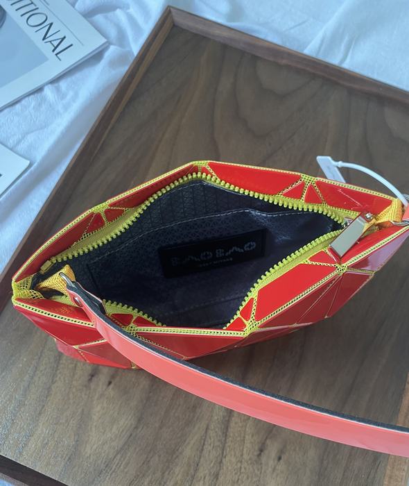 Issey Miyake BagTypeTote geometric shape tote Red 01A