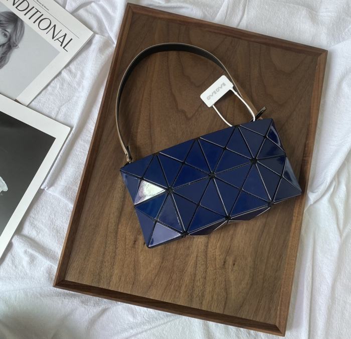 Issey Miyake BagTypeTote geometric shape tote Red 01A