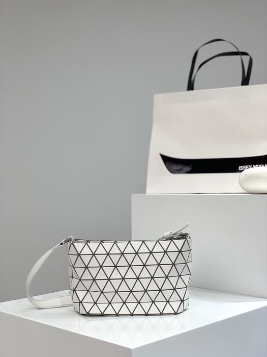 Issey Miyake BagTypeTote minimalist design with geometric pattern Beige 01A