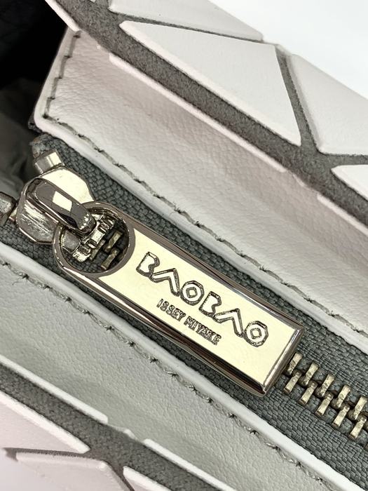 Issey Miyake BagTypeTote minimalist design with geometric pattern Beige 01A