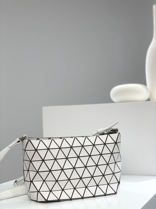 Issey Miyake BagTypeTote minimalist design with geometric pattern Beige 01A