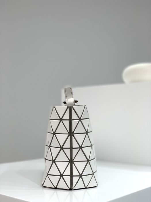 Issey Miyake BagTypeTote minimalist design with geometric pattern Beige 01A