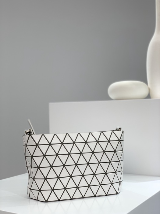 Issey Miyake BagTypeTote minimalist design with geometric pattern Beige 01A
