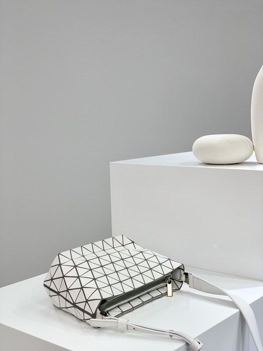 Issey Miyake BagTypeTote minimalist design with geometric pattern Beige 01A