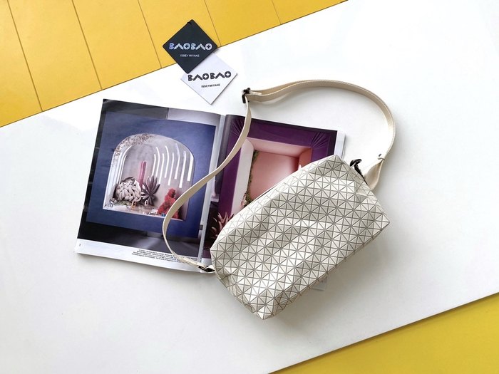 Issey Miyake BagTypeTote quilted design with geometric patterns Grey 01A