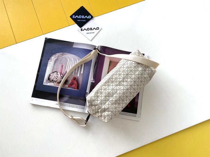 Issey Miyake BagTypeTote quilted design with geometric patterns Grey 01A