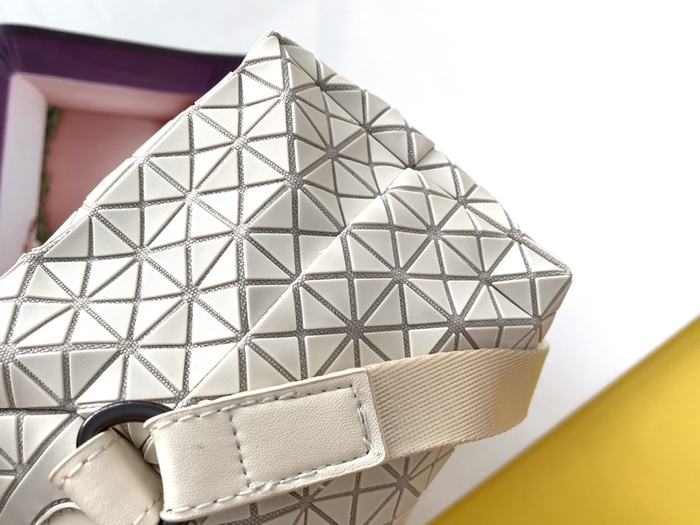 Issey Miyake BagTypeTote quilted design with geometric patterns Grey 01A