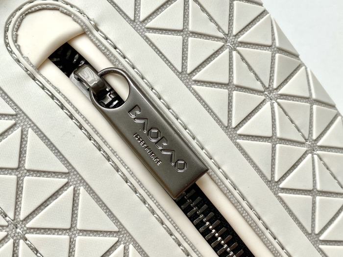 Issey Miyake BagTypeTote quilted design with geometric patterns Grey 01A