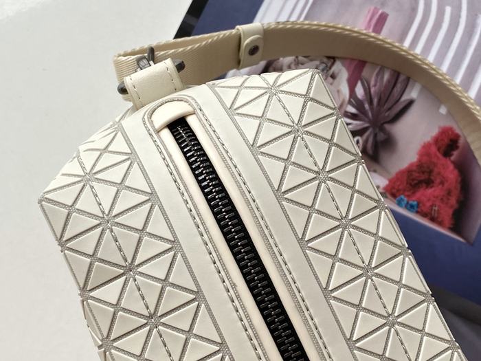 Issey Miyake BagTypeTote quilted design with geometric patterns Grey 01A