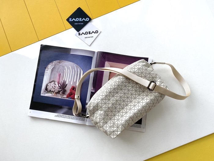 Issey Miyake BagTypeTote quilted design with geometric patterns Grey 01A