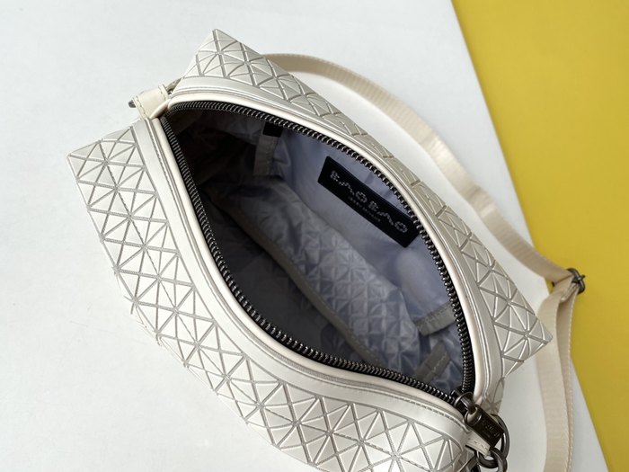 Issey Miyake BagTypeTote quilted design with geometric patterns Grey 01A
