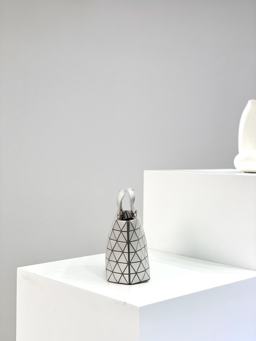 Issey Miyake BagTypeTote small tote with structured design Beige 01A