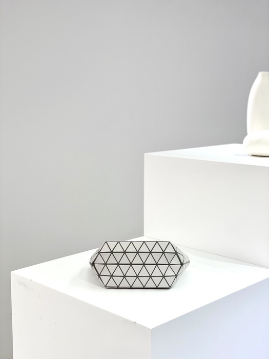 Issey Miyake BagTypeTote small tote with structured design Beige 01A