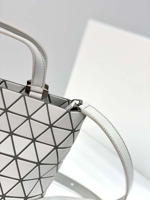 Issey Miyake BagTypeTote small tote with structured design Beige 01A