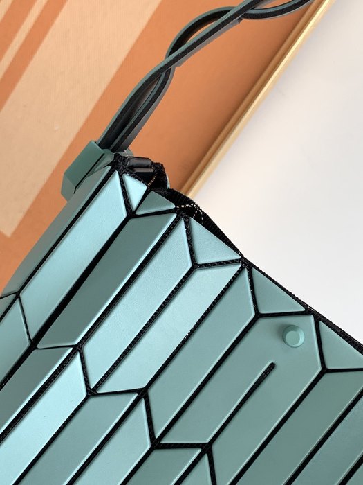 Issey Miyake BagTypeTote structured tote bag Blue 01A