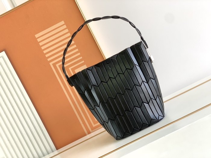 Issey Miyake BagTypeTote structured with bold lines Navy 01A