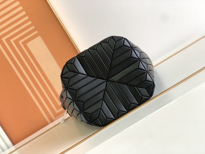 Issey Miyake BagTypeTote structured with bold lines Navy 01A