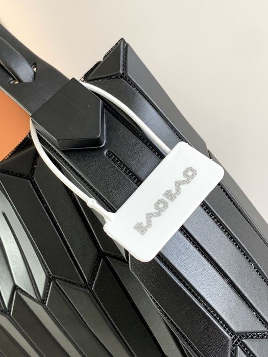 Issey Miyake BagTypeTote structured with bold lines Navy 01A