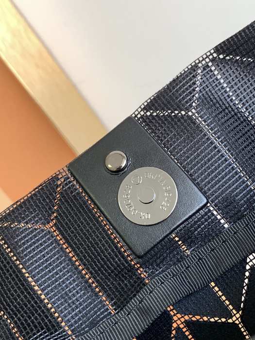 Issey Miyake BagTypeTote structured with bold lines Navy 01A