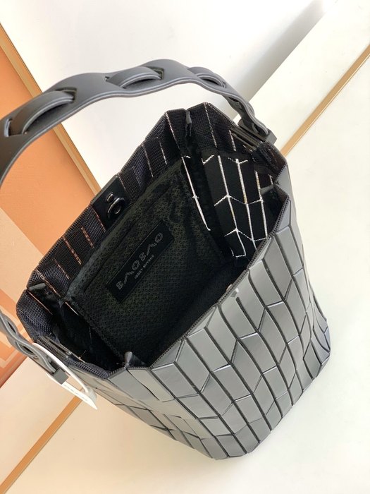 Issey Miyake BagTypeTote structured with bold lines Navy 01A