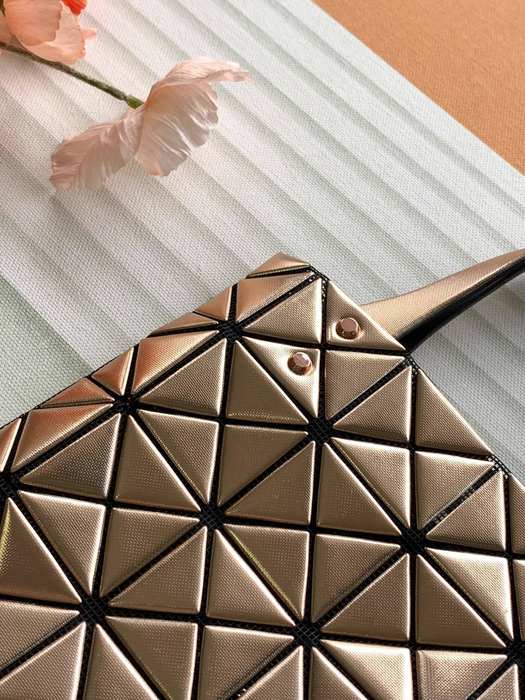 Issey Miyake BagTypeTote stylish and structured tote bag Tan 01A