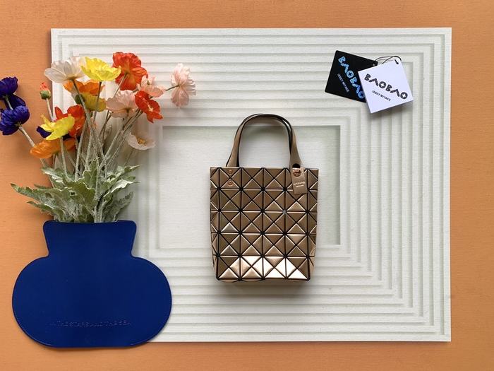 Issey Miyake BagTypeTote stylish and structured tote bag Tan 01A