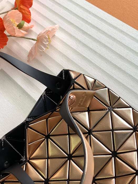 Issey Miyake BagTypeTote stylish and structured tote bag Tan 01A