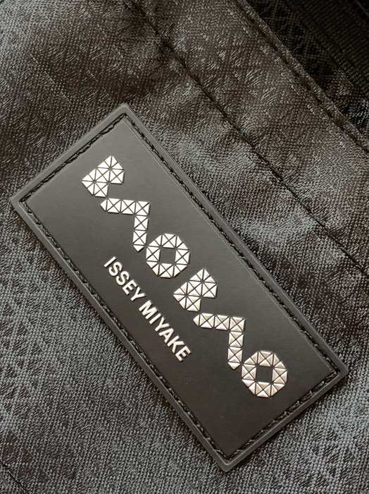 Issey Miyake BagTypeTote stylish and structured tote bag Tan 01A