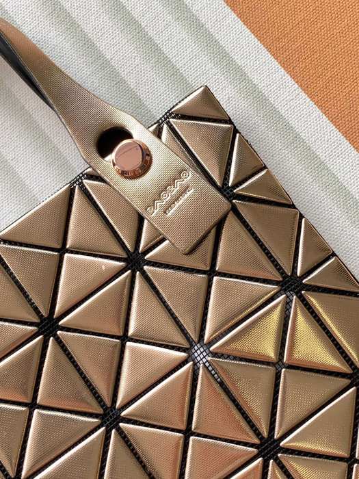 Issey Miyake BagTypeTote stylish and structured tote bag Tan 01A