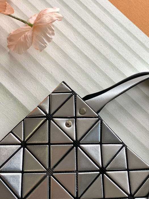 Issey Miyake BagTypeTote stylish and structured tote bag Tan 01A