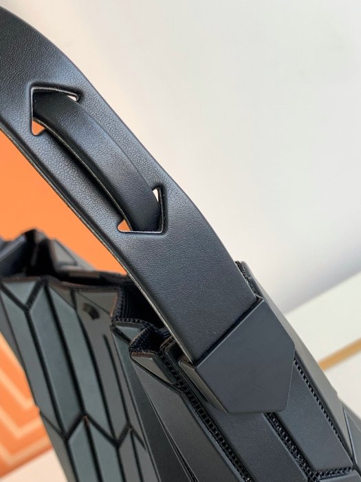 Issey Miyake BagTypeTote stylish geometric design Beige 01A