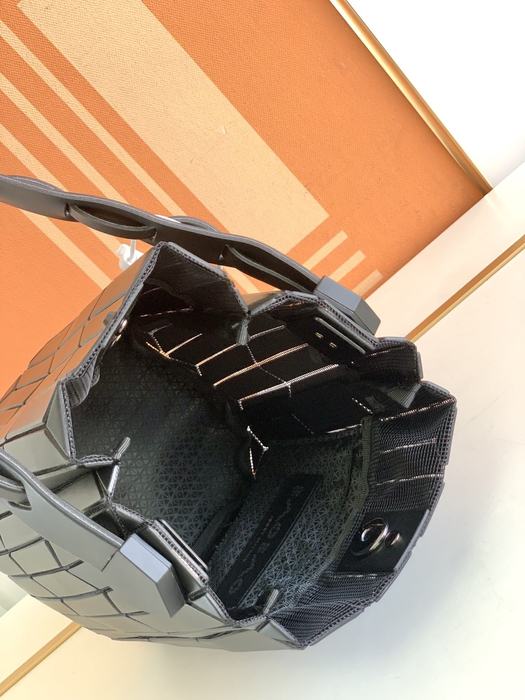 Issey Miyake BagTypeTote stylish geometric design Beige 01A